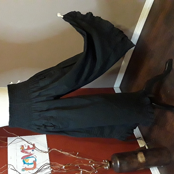 Gift Sold August 2023 Chic Ethos LA Capris - Picture 3 of 13